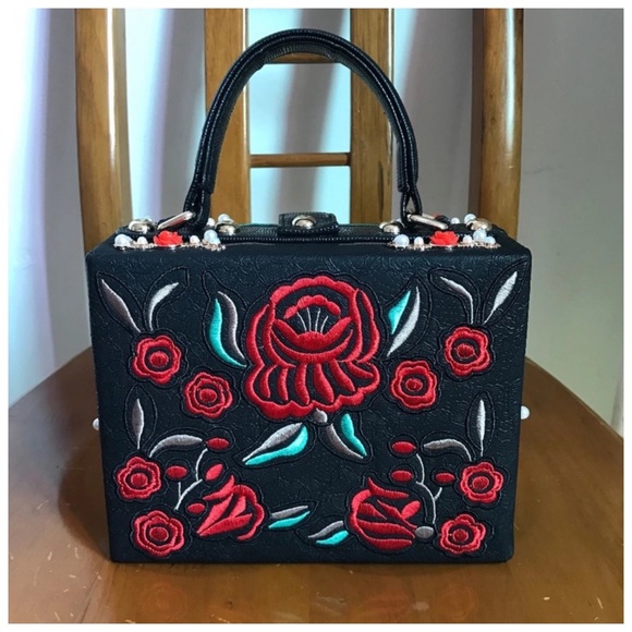 The ELLAMY Embroidery Heart Handbag - Picture 5 of 6